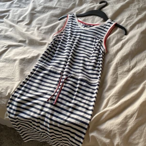 Sommarklänning - Säljer denna fina sommarklänningen från Tommy Hilfiger då den inte kommer till användning o är för liten. Den har inga defekter o är i mycket bra skick💗