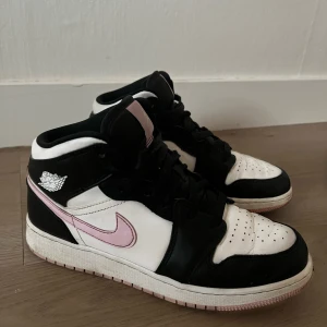 Jordan 1 light arctic pink mid  - Nike jordans 1 i väldigt bra skick.  Använda ett par gånger. Köptes helt nya.