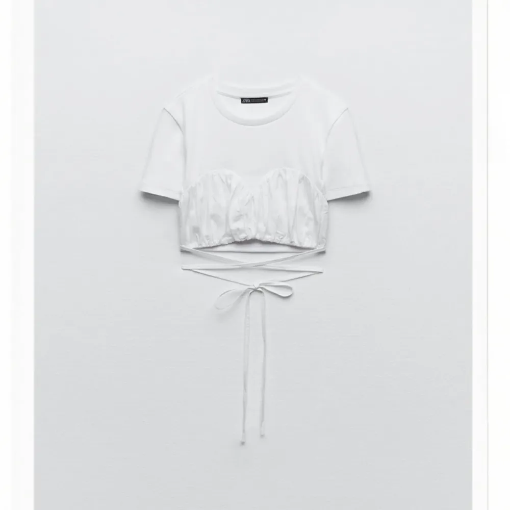 Säljer denna helt nya vita T-shirt med söta detaljer. Såååå fin men kommer inte till användning. 199 kr + frakt. T-shirts.