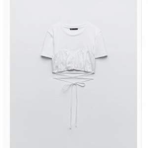 Säljer denna helt nya vita T-shirt med söta detaljer. Såååå fin men kommer inte till användning. 199 kr + frakt
