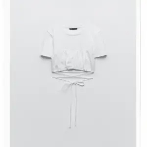 Säljer denna helt nya vita T-shirt med söta detaljer. Såååå fin men kommer inte till användning. 199 kr + frakt