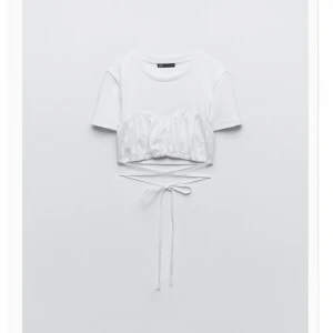 Vitt söt T-shirt från zara - Säljer denna helt nya vita T-shirt med söta detaljer. Såååå fin men kommer inte till användning. 199 kr + frakt