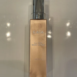 Caia All Over Body Glow - Caia All Over Body Glow i Golden tan, testad men för ljus för mig☺️