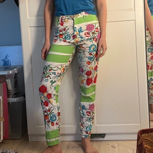 Moschino byxor blommiga - Superfina moschino byxor i storlek 31. Stretchiga och väldigt sköna. Skulle säga att dom kan passa många olika storlekar, jag har vanligtvis 28 i jeans men funkar på mig ändå. Väldigt fint skicka.