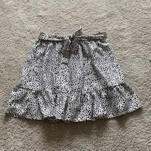 En sommar kjol från shein som jag nästan aldrig har använt, säljer då jag inte använder den och den är i fint skick, storlek 134 men sitter som en xxs då den är stretchig, tveka inte att höra av er, priset kan diskuteras 