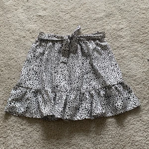 Kjol - En sommar kjol från shein som jag nästan aldrig har använt, säljer då jag inte använder den och den är i fint skick, storlek 134 men sitter som en xxs då den är stretchig, tveka inte att höra av er, priset kan diskuteras 