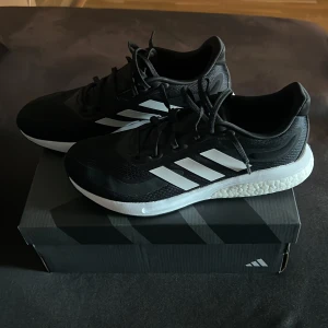 Adidas supernova löparskor - Nya och oanvända löparskor, endast testade. Utan låda Nypris: 1200kr Reapris: 649kr Mitt pris: 300kr