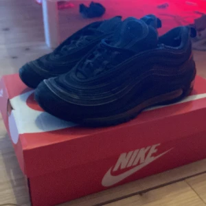 Nike air Max 97 - Skick: 4/10 lite slitna i hälen och snörena är också slitna annars är dom fina nypris: 2000