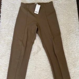 Helt nya kostymbyxor från Indiska - Helt nya kostymbyxor från Indiska i fräsch beige färg. Storlek xs 