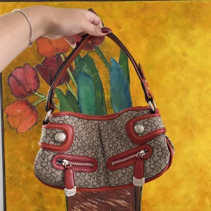 Vintage dknyväska - Fantastiskt fin Dkny väska med röda detaljer! Superfint skick! Väldigt välgjord!