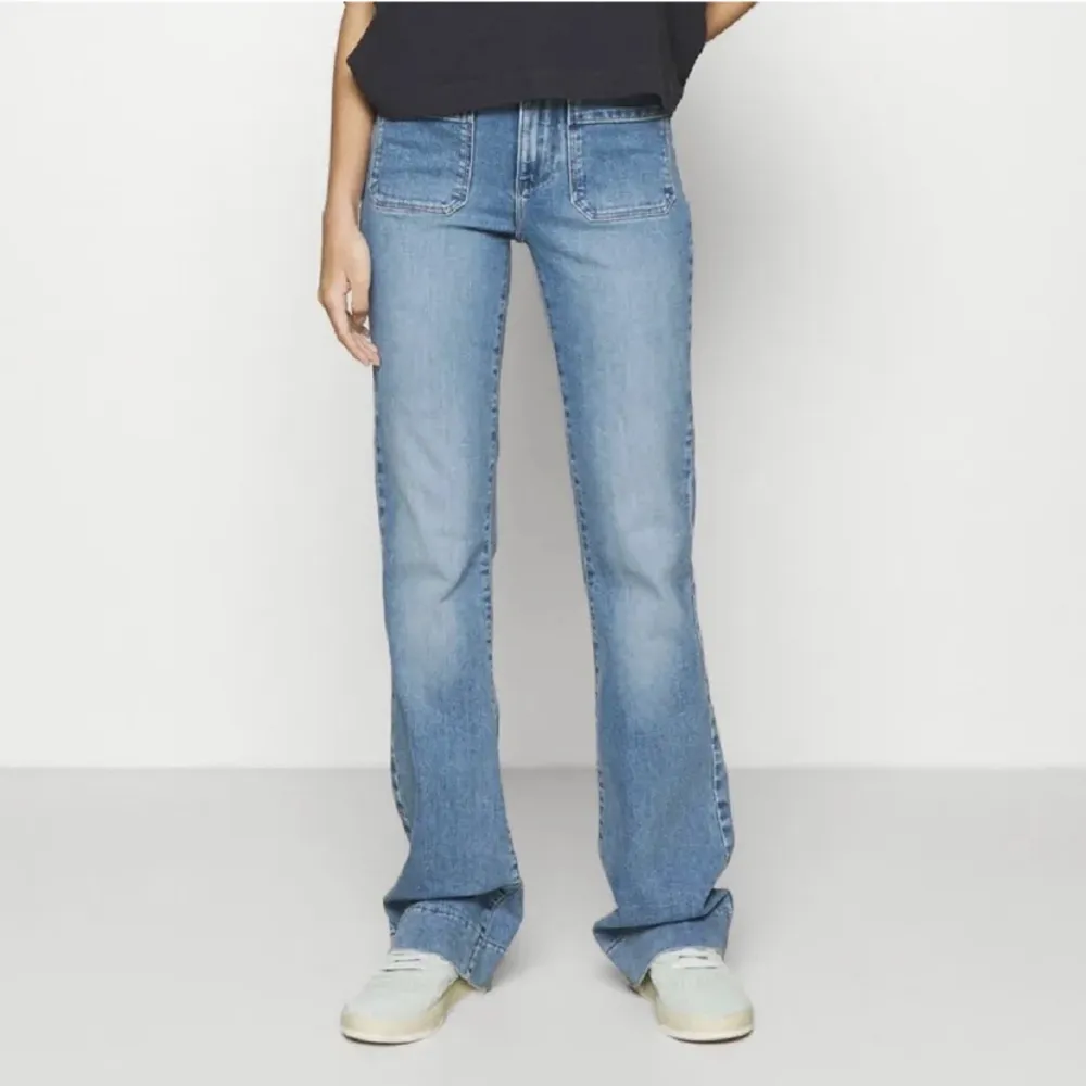 Så snygga jeans från Wrangler🪩💓Helt slutsålda och nästan aldrig använda🙌🏽långa!! Mest intressokoll men är villig att sälja för bra bud🙌 . Jeans & Byxor.
