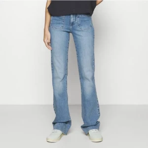 Wrangler jeans - Så snygga jeans från Wrangler🪩💓Helt slutsålda och nästan aldrig använda🙌🏽långa!! Mest intressokoll men är villig att sälja för bra bud🙌 (lånad bild)
