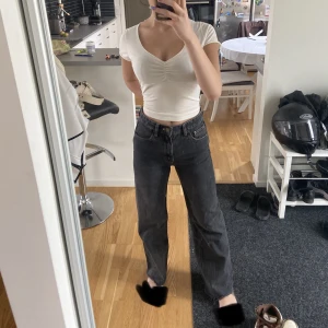 jeans - Ett par blackwashed highwaisted jeans från pull&bear. Säljer då jag rensar garderoben:) Perfekt längd för mig som är 166. Är i bra skick! köpare står för frakt. Kolla gärna min profil för liknande 💓