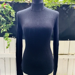 Super fin polotopp med öppen rygg knytning - Super fin polotopp från Bubbelroom med öppen rygg, med knytning.  Färg svart  Ej använd 