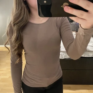 Långärmad tröja  - Brun beige tröja ifrån H&m, i storleken S men passar även XS/M.  Inga defekter på tröjan eller så🩷