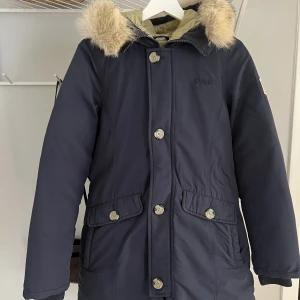 Jacka - Jacka från Svea i storlek XS. Finns att hämta i Göteborg annars står köparen för frakt! 💕(Pris kan diskuteras vid snabb affär)