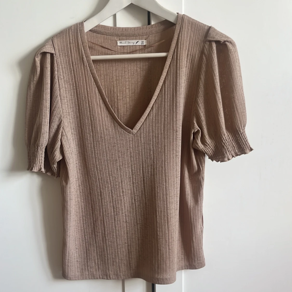 Beige blus med fina detaljer. 