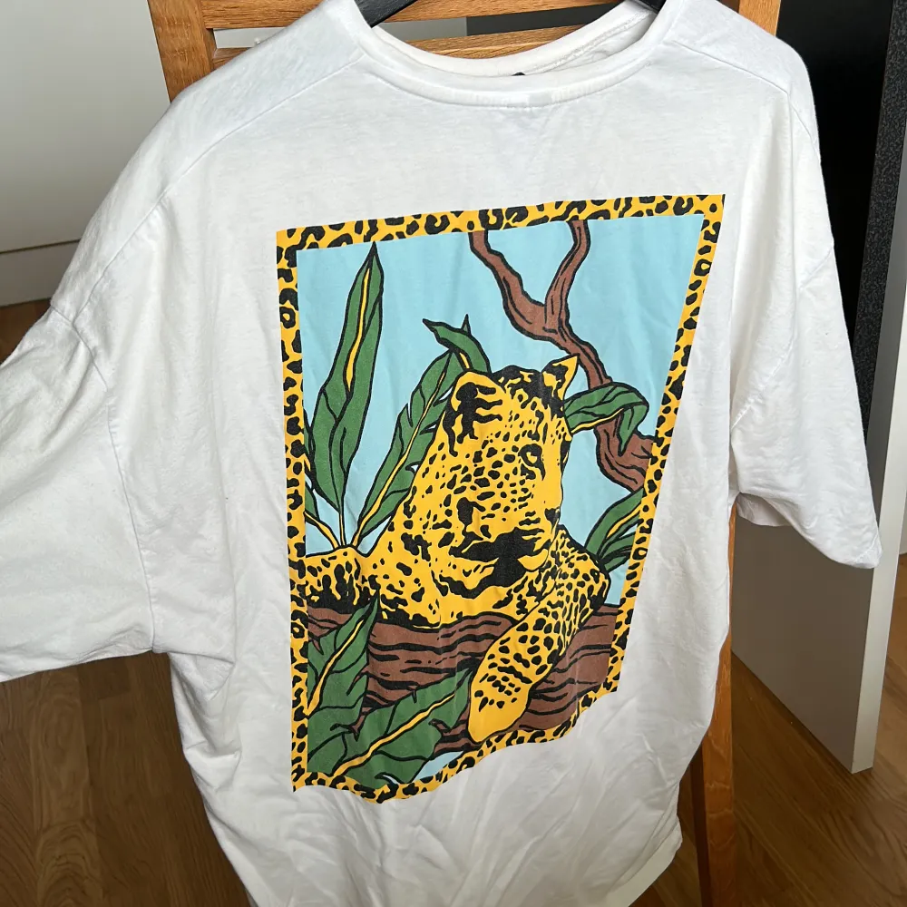 T-shirt från ASOS med logga . T-paidat.