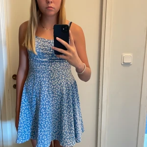 Blå klänning - Den har använts ett par gånger men är i väldigt fin form