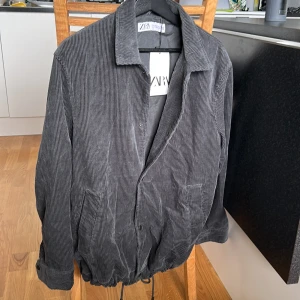 Oanvänd Manchester-jacka - En manchesterjacka som är oanvänd från zara