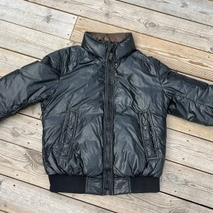 Moncler Fresno Down jacket - Köpt förra vintern från merchsweden, använt ca två månader Serie saken har lossnat men man kan skicka in den till Moncler så kan dem fixa det