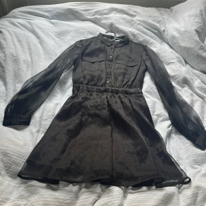 Skjortklänning i mesh  - Skjortklänning i mesh-material från nakd. Storlek 34. Knappt använd. Passar bra på sittning eller gasque! 💖