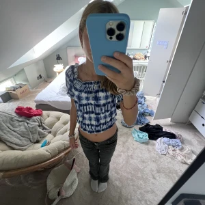 Kortärmad tröja - Jätte söt topp!! Strechigt material så den passar xs-m!!💗💗