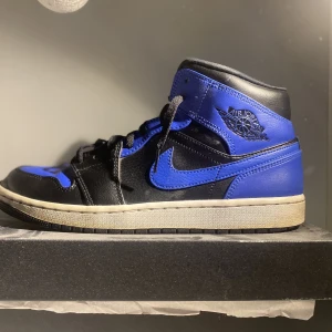 Jordan 1 mid 44.5 - Jordan 1 mid i storlek 44.5 köptes på footlocker men tappat bort kvittot. kan mötas i Stockholm eller frakt. 
