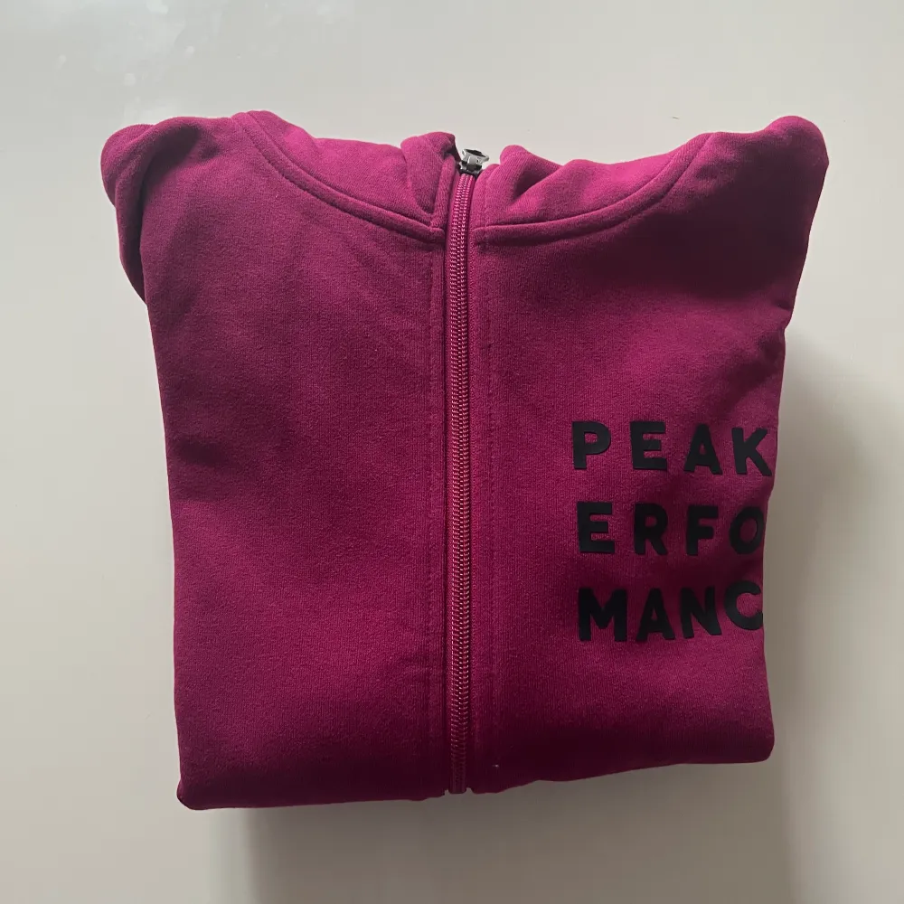 Jag säljer min skit snygga oanvända peak performance hoodie. Säljer eftersom den inte kommer till användning hos mig. Skriv privat till mig för fler bilder och information.. Hoodies.