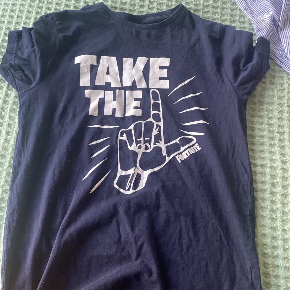 Köpt på killavderningen men passar båda,rolig Fortnite tröja med rolig text, inte sliten ❣️ . T-shirts.