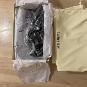 Axel Arigato zip - Hej säljer ett par arigato zip helt nya i förpackning fick i present men har redan ett par priset är fast då dom är helt nya 