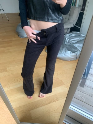 Mocka byxor - Jättefina mockabyxor i bootcut modell!