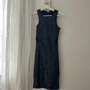 Svart fodralklänning med paljetter  - Svart paljettklänning från Gina tricot. knappt använd ❣️