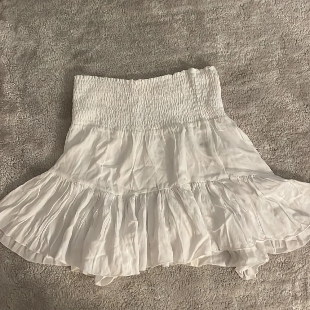 Jätte snygg vit laget 157 kjol säljer så den inte kom till användning alldrig använd ny pris ca150 tryck ej på köp direkt köparen står för frakt 💗. Kjolar.
