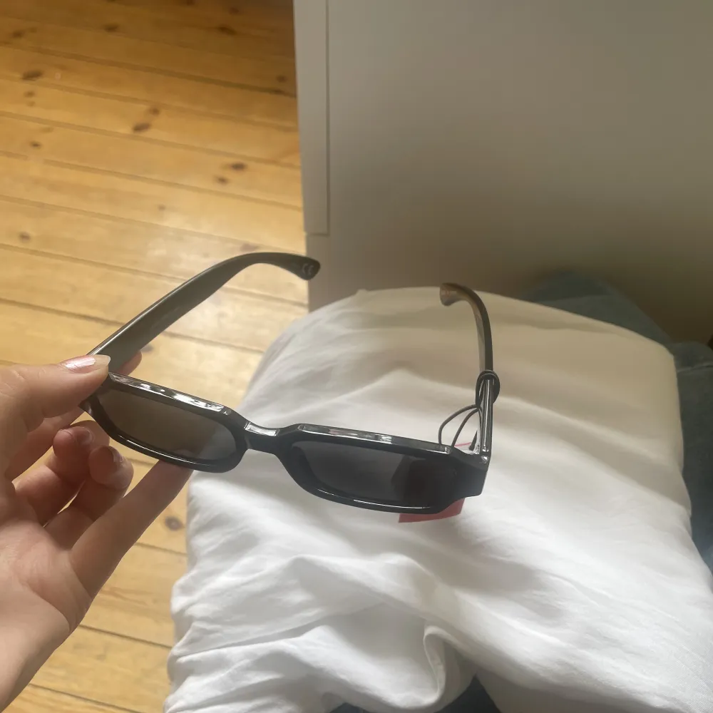 Säljer dessa solglasögonen som är helt oanvända! Från Gina Tricot.🙌🏽 Tillomed prislappen kvar! Köpta för 100kr och säljer för 70kr plus frakt!! Först till kvarn!! 🖤🖤. Accessoarer.