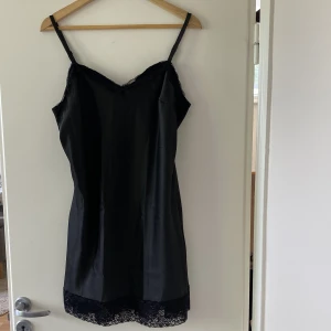 Silkes nattlinne  - Ett svart silkes nattlinne om aldrig har kommit till användning, är i stl.42 men passar bra på mig som är i stl. M!