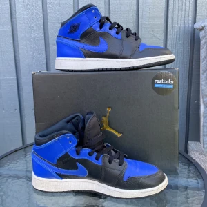 Jordan 1 mid hyper royal GS  - Jordan 1 mid i använtskick 💙 Storlek 37 (6.5 US) Crease men annars i jättebra skick och inga mer användningsskador.  Skickar eller kan mötas upp i Lund  Pris kan alltid diskuteras ❤️