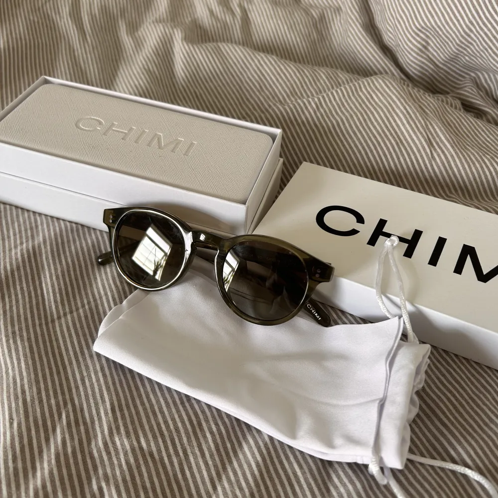 Säljer nästintill oanvända Chimi 03 glasögon i färgen Green! Allt medföljer . Accessoarer.