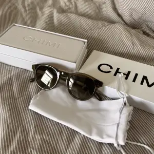 Säljer nästintill oanvända Chimi 03 glasögon i färgen Green! Allt medföljer 