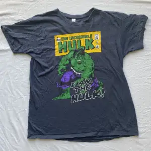 En t shirt med Hulk motiv, köpt på Plick för ett tag sedan
