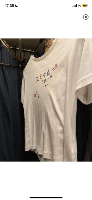 Realisation par tröja  - Så fin tröja från Realisation par i storlek S! Självklart äkta. Finns en pytteliten fläck som jag lämnade in den på kemtvätt för men gick tyvärr inte bort, syns på bilden! Därav lågt pris