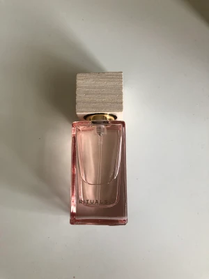 Parfym  - Säljer parfym från Rituals. Använd fåtal gånger så nästan helt ny!!  Köparen står för frakten💘
