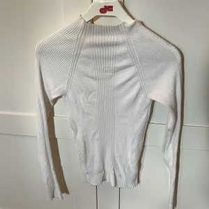 Långärmadtröja  - Långärmad tröja med lite högre halsskurning