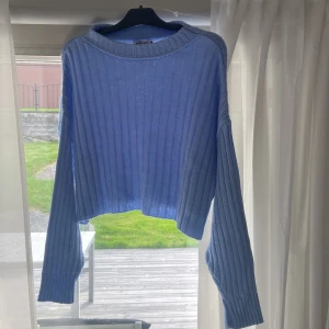 Ljusblå stickad tröja  - Jätte fin blå stickad tröja som tyvvär inte kommer till användning.