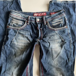 Jeans - Midwaist jeans med coola sömmar, väldigt långa i benen! Skriv för fler frågor