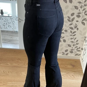 Bootcut DRdenim - DRdenim jeans i bootcut! Mjukt material & passar mig som är 170cm! Är i färgen black 101, macy!