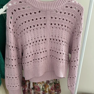 Stickad tröja - Aldrig använt. Tycker inte jag passar i den. En fin ljusrosa färg!