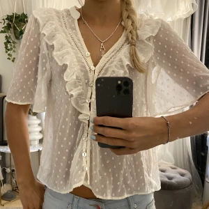 Gullig blus - Säljer denna supersöta blusen från zara som är slutsåld💘💘sjukt fin till allt, nästan aldrig använd så nyskick 