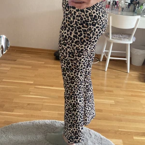 Leopardbyxor - Säljer mina superfina leopardbyxor med resår i midjan. Säljer pga att de är för korta för mig som är 173 cm. Använda ett fåtal ggr💕🐆
