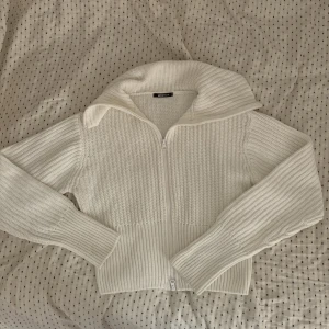 Stickad kofta - Stickad kofta från Gina Tricot i storlek M och fint skick. Perfekt till hösten! Hör av dig med frågor <3